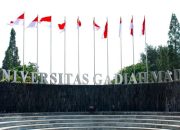 Papan nama UGM di Yogyakarta.