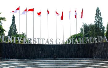 Papan nama UGM di Yogyakarta.
