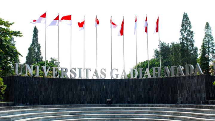Papan nama UGM di Yogyakarta.