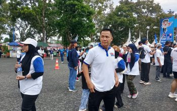 Kapolsek Pelaihari ikut jalan santai bareng warga.