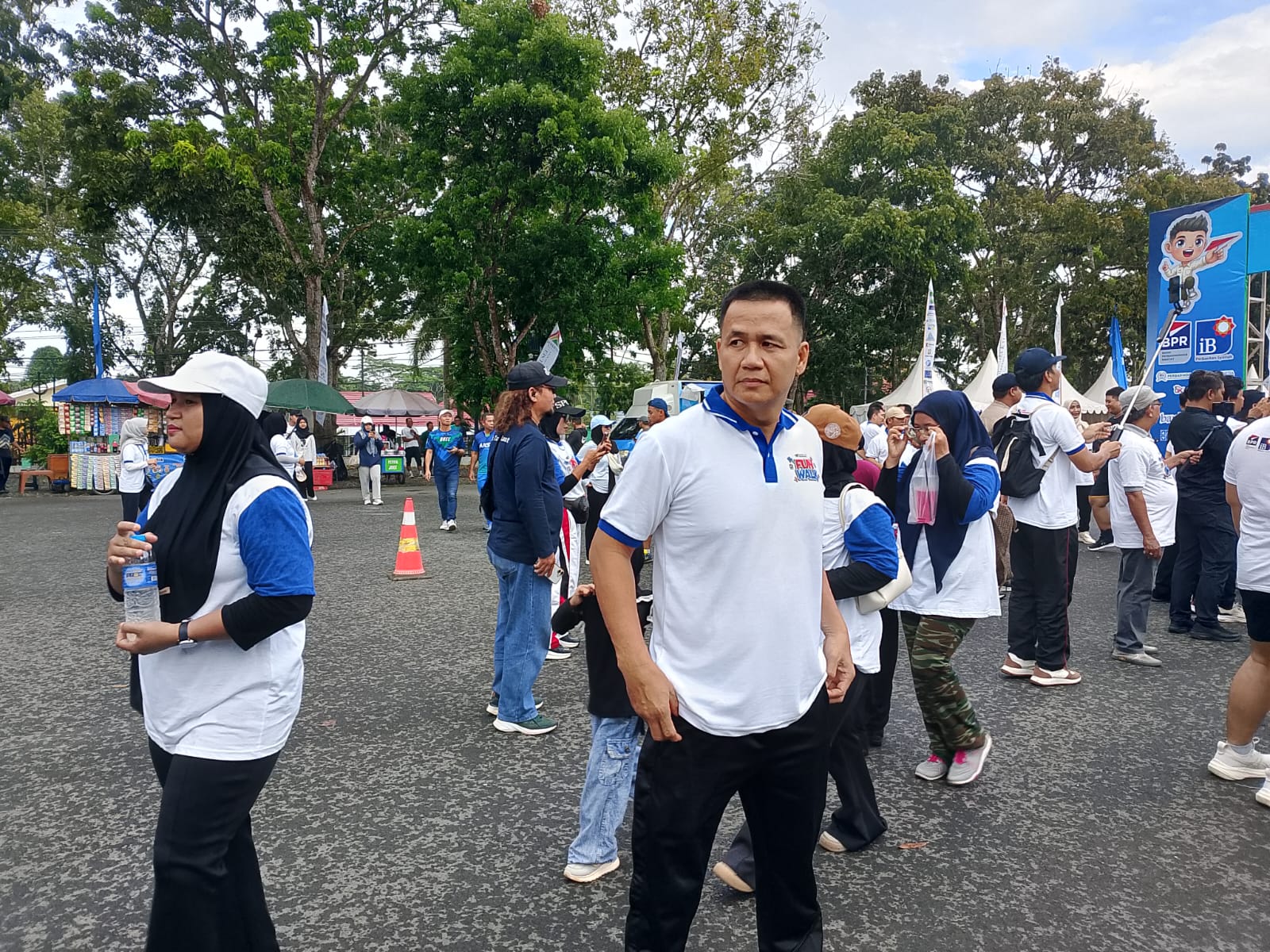 Kapolsek Pelaihari ikut jalan santai bareng warga.