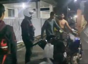 Polisi menggandeng tangan pria