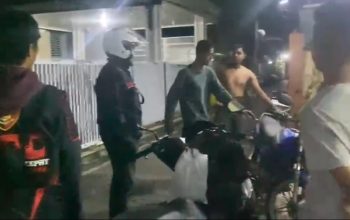 Polisi menggandeng tangan pria