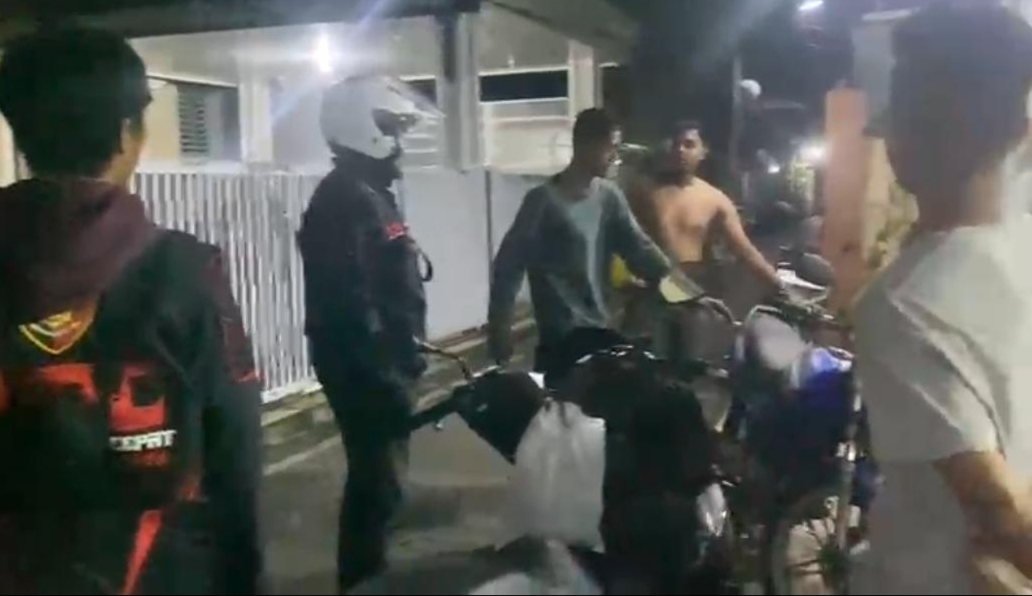 Polisi menggandeng tangan pria
