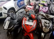 Delapan motor terparkir berjajar di halaman kantor polisi