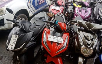 Delapan motor terparkir berjajar di halaman kantor polisi