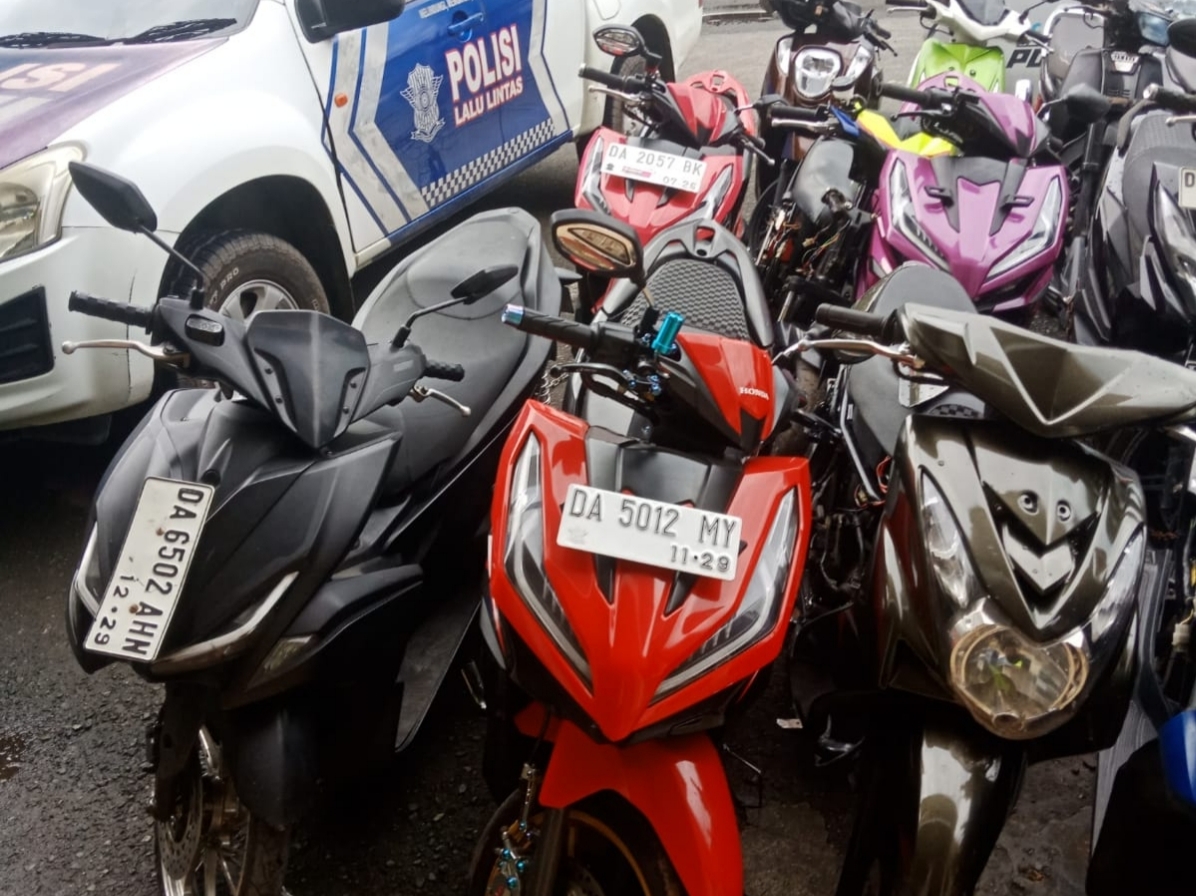 Delapan motor terparkir berjajar di halaman kantor polisi