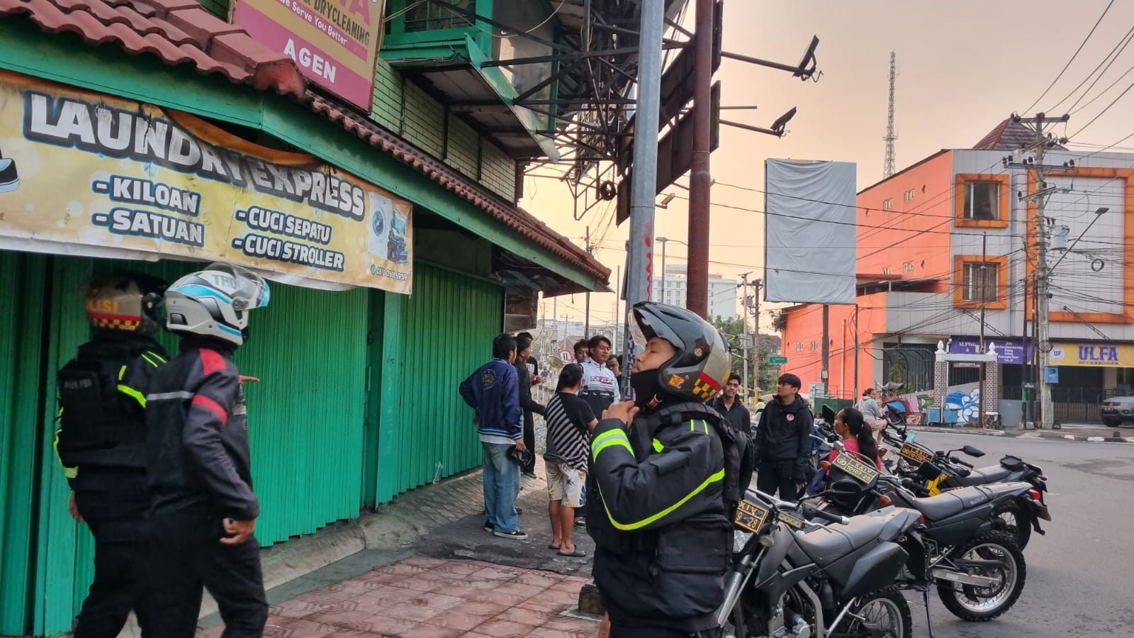 Remaja berdiri di samping polisi, latar belakang mobil patroli