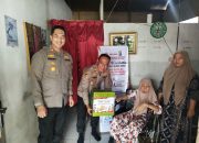 Polres Tanah Bumbu serahkan kursi roda ke warga.