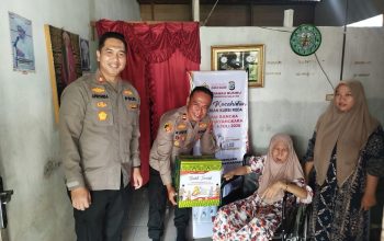 Polres Tanah Bumbu serahkan kursi roda ke warga.