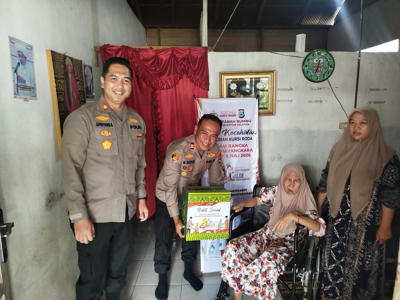 Polres Tanah Bumbu serahkan kursi roda ke warga.