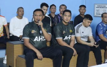 Kapolres dan Wakapolres Tanah Bumbu beri arahan di turnamen bulu tangkis.