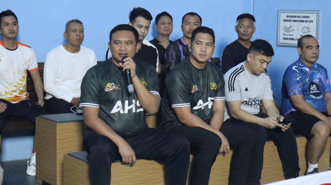 Kapolres dan Wakapolres Tanah Bumbu beri arahan di turnamen bulu tangkis.