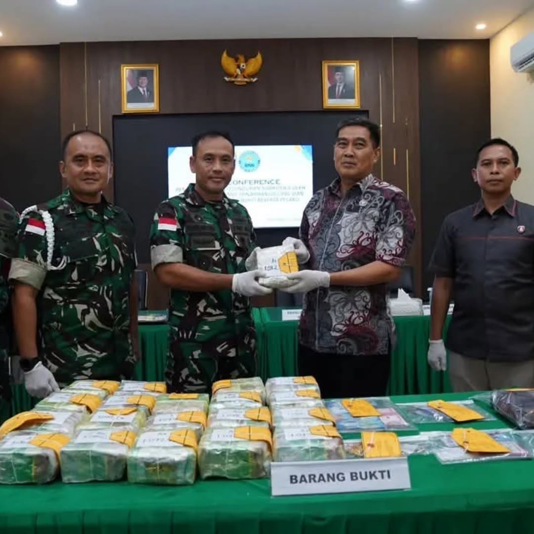 Tiga pria berdiri di depan meja berisi bungkusan sabu