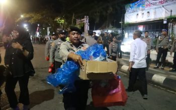 Usai Amankan Aksi Mahasiswa, Polresta Banjarmasin Bersihkan Sampah