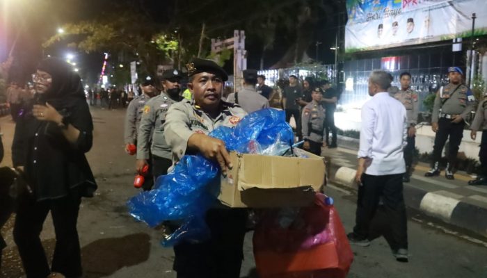 Usai Amankan Aksi Mahasiswa, Polresta Banjarmasin Bersihkan Sampah