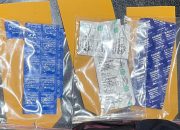 Polisi menunjukkan puluhan tablet obat di atas meja
