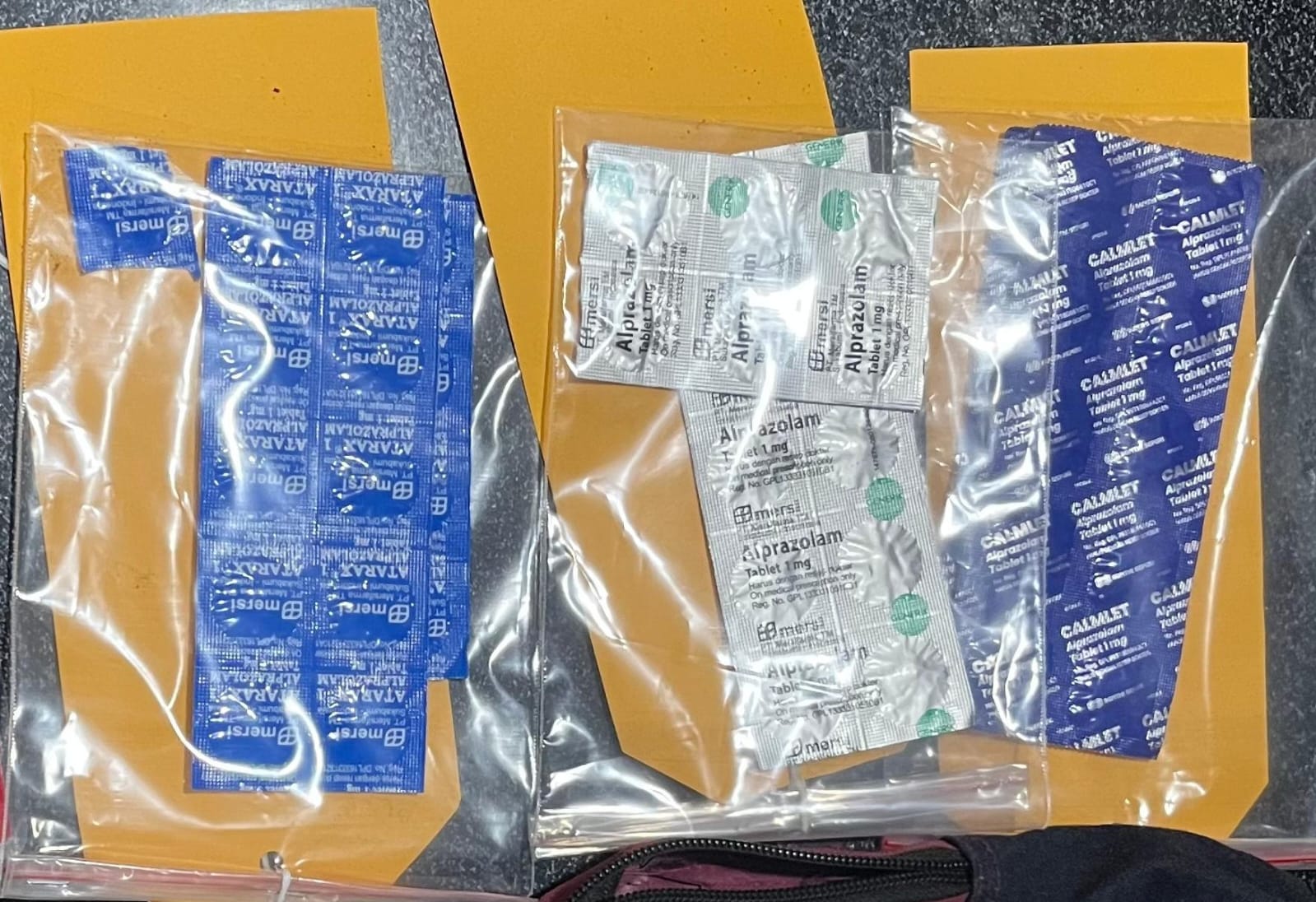 Polisi menunjukkan puluhan tablet obat di atas meja