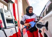 Operator SPBU melayani pembelian BBM.