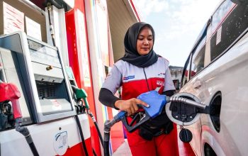 Operator SPBU melayani pembelian BBM.
