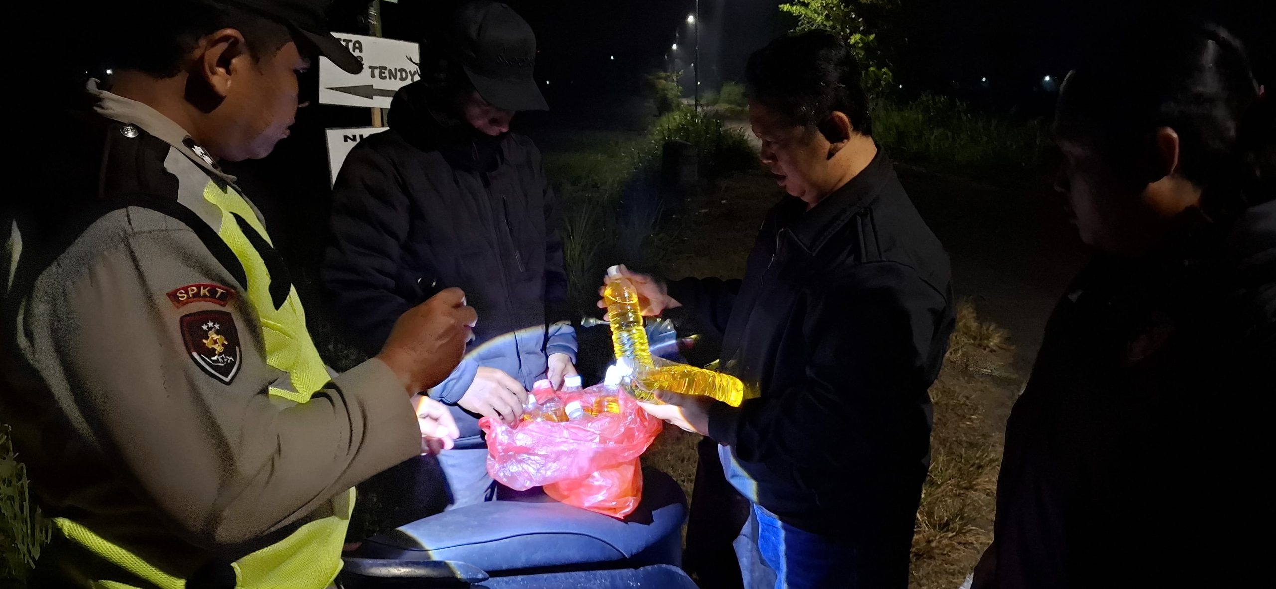 Polisi tunjukkan puluhan botol miras di atas meja