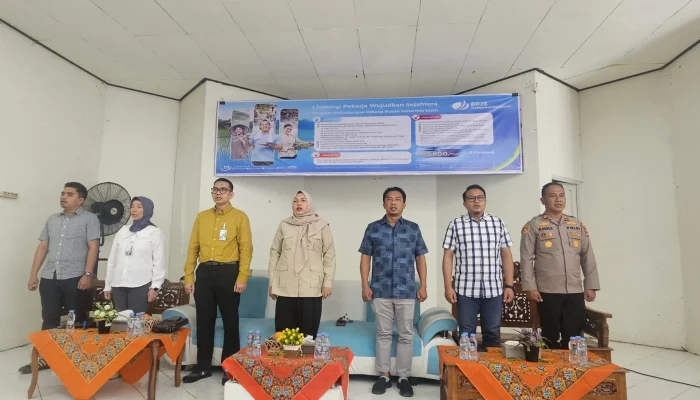 BPJS Ketenagakerjaan Sosialisasi ke 300 Pekerja Informal di Tanah Bumbu, Santunan Rp42 Juta Diserahkan