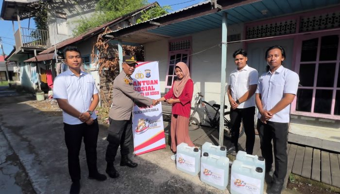 Polres Batola Salurkan 500 Liter Air Bersih ke Warga Marabahan