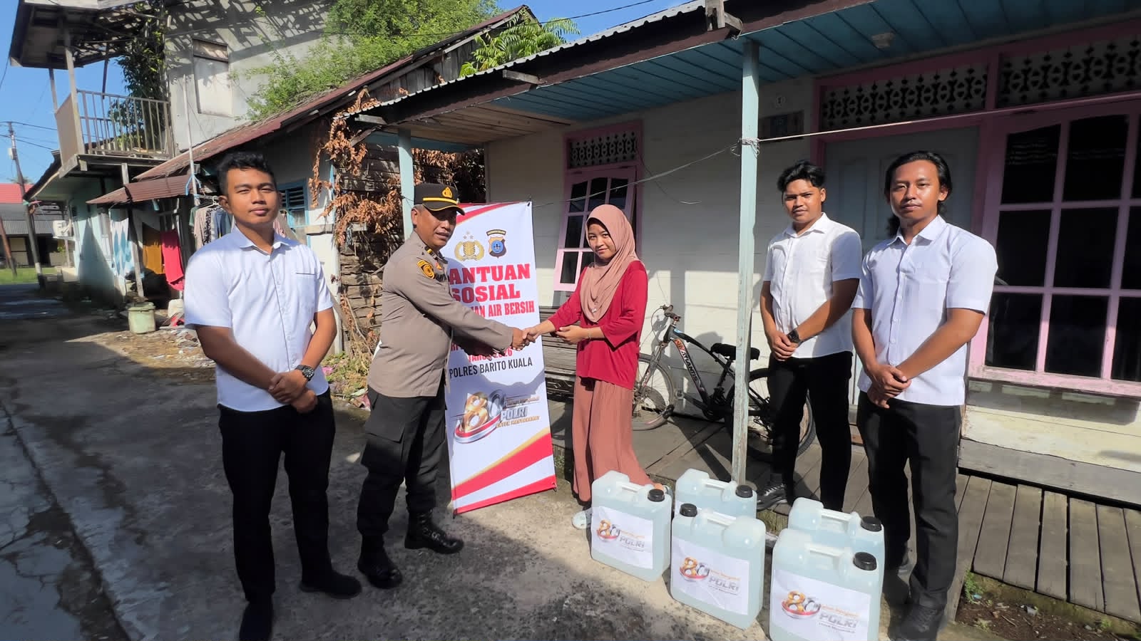 Polres Batola salurkan air bersih ke warga Marabahan.