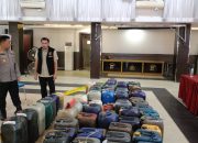 Jeriken berisi Pertalite dan tumpukan jeriken kosong di lantai