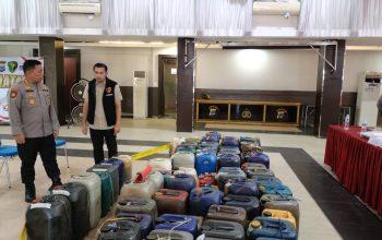 Jeriken berisi Pertalite dan tumpukan jeriken kosong di lantai