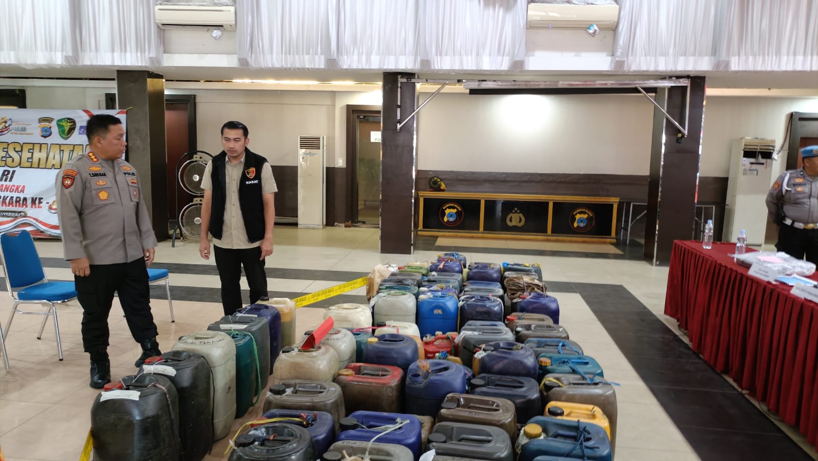 Jeriken berisi Pertalite dan tumpukan jeriken kosong di lantai