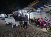 Polisi menaikkan motor ke bak mobil di pinggir jalan