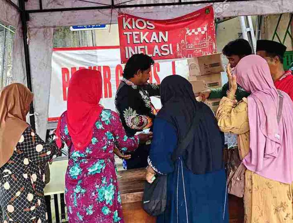 Suasana Warung Inflasi Sumenep di Pasar Anom.