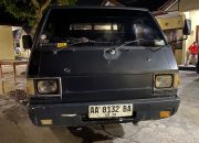 Mobil hitam dan ponsel di halaman kantor polisi