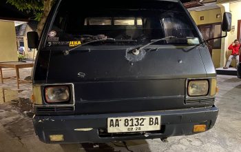 Mobil hitam dan ponsel di halaman kantor polisi