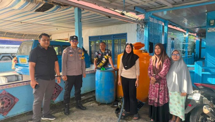 Polres Tanah Bumbu Datangkan 20.000 Liter Air Bersih untuk Warga Batulicin