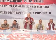 Polisi menunjukkan tumpukan besar bungkusan sabu di atas meja
