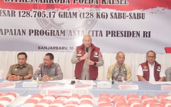 Polisi menunjukkan tumpukan besar bungkusan sabu di atas meja