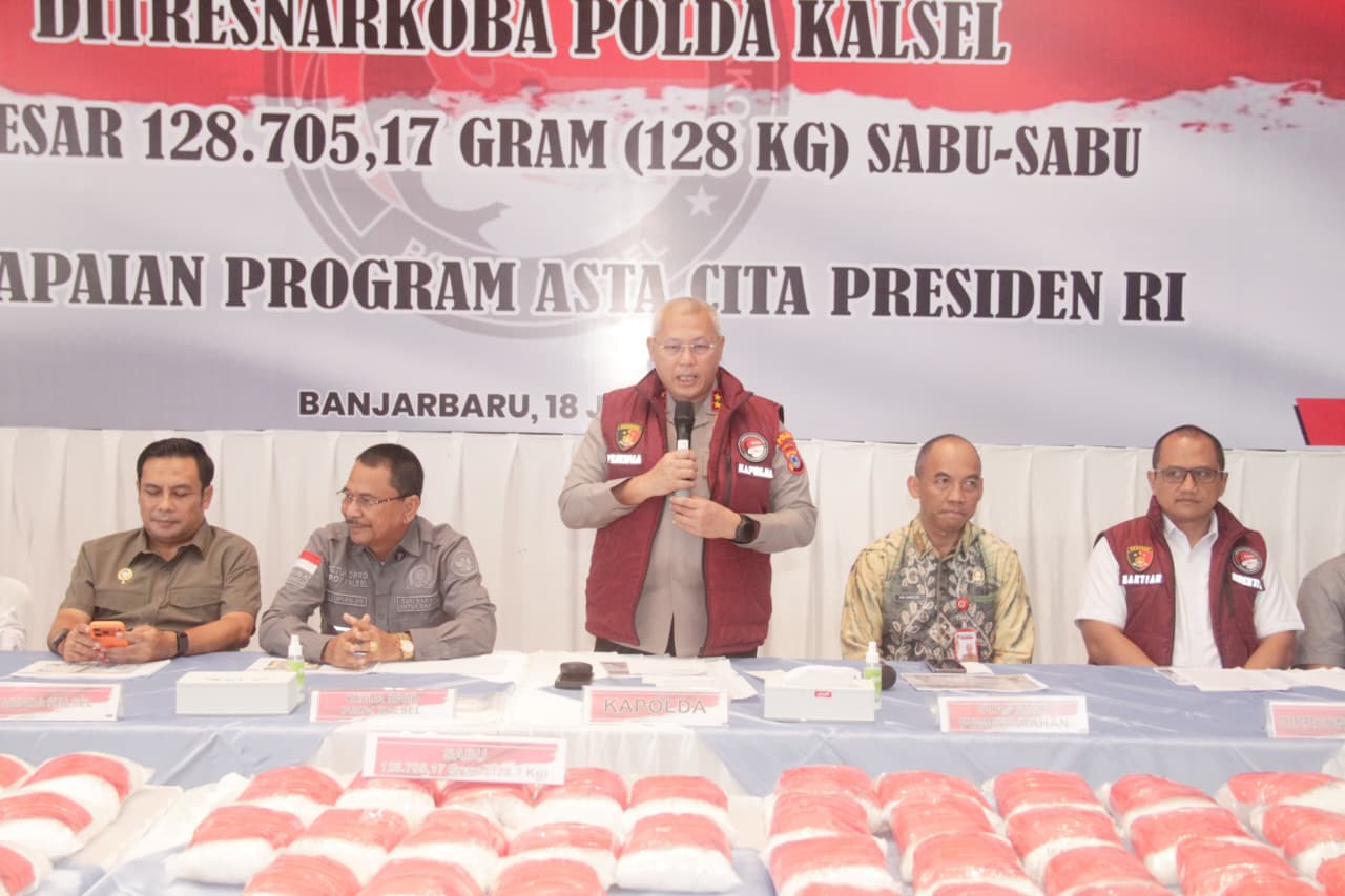 Polisi menunjukkan tumpukan besar bungkusan sabu di atas meja