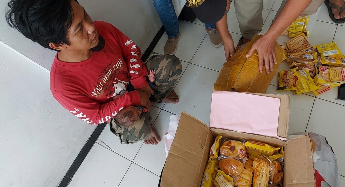 Petugas polisi menunjukkan tumpukan ganja dan kemasan mi instan di atas meja