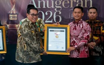 Wali Kota Banjarmasin terima penghargaan SMSI 2026.