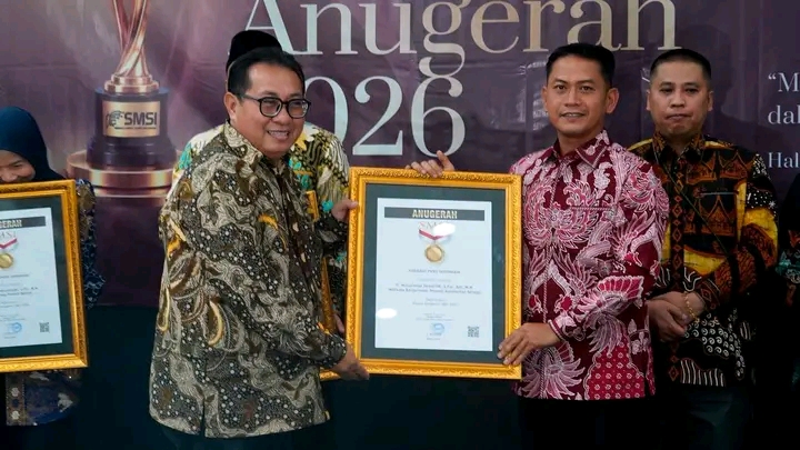 Wali Kota Banjarmasin terima penghargaan SMSI 2026.