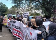 Massa bentang spanduk dukung MBG di DPRD Banjar.