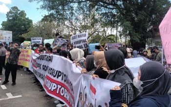 Massa bentang spanduk dukung MBG di DPRD Banjar.