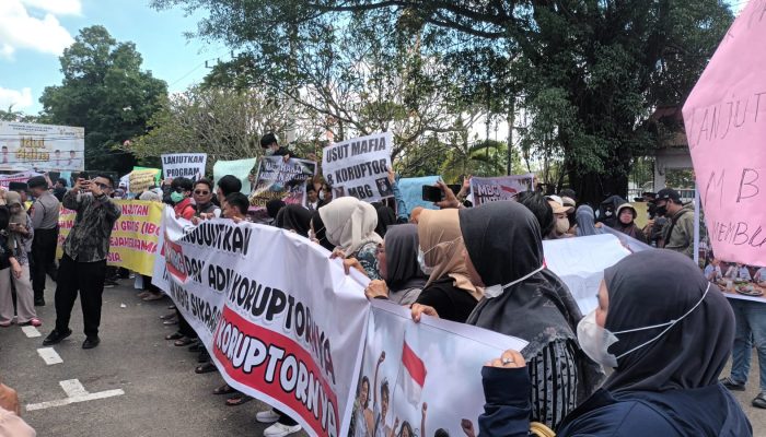 SAKUTU Gelar Aksi di DPRD Banjar: MBG Lanjut, Oknum Korupsi Diadili!