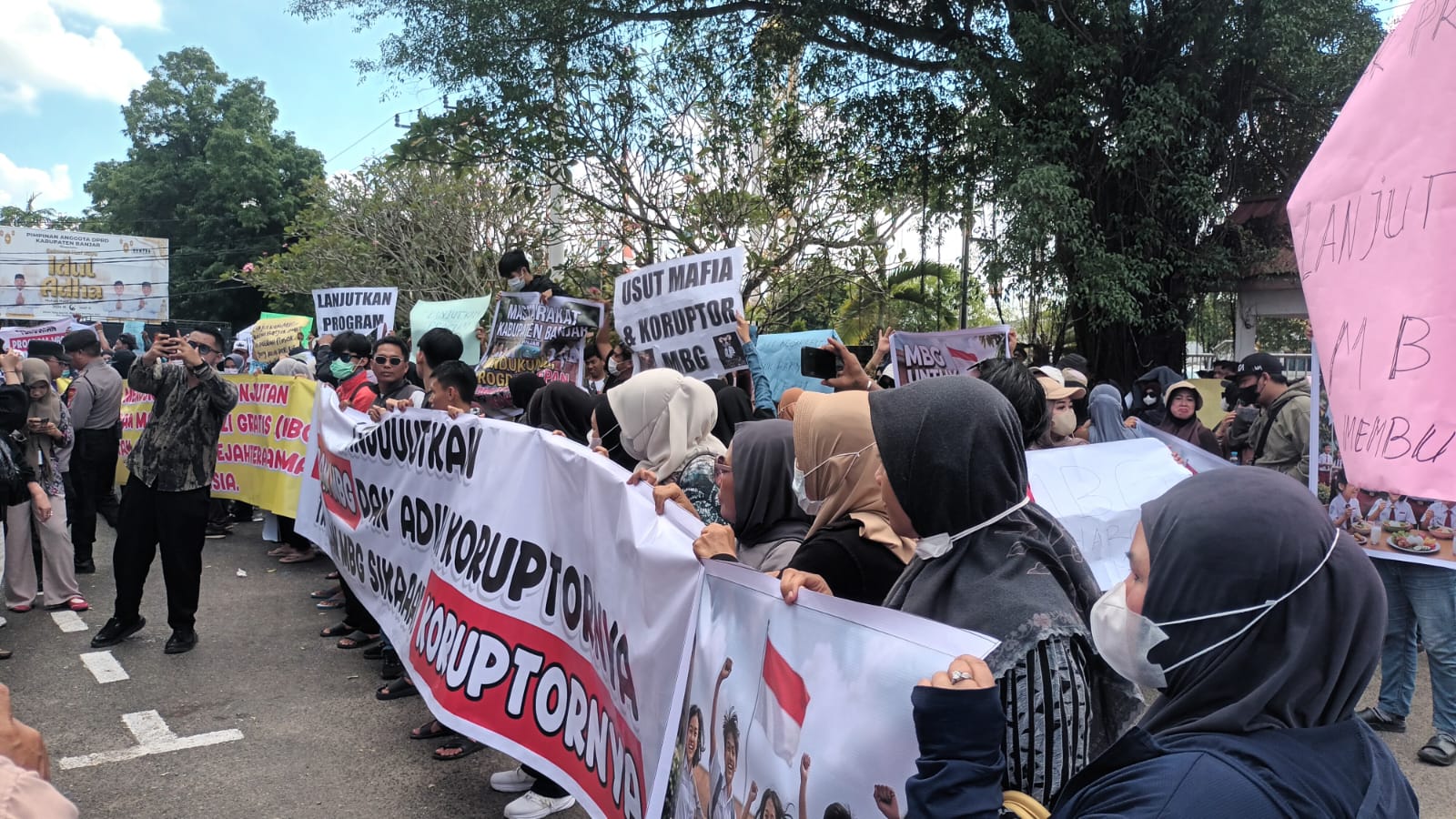 Massa bentang spanduk dukung MBG di DPRD Banjar.