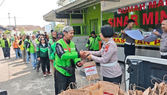 Ajak Driver Ojol Jadi Pelopor Keselamatan, Ditlantas Polda DIY Gelar Bansos dan Edukasi