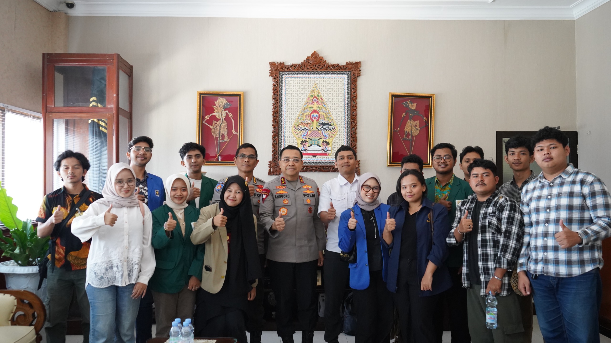 Kapolda DIY serahkan living cost ke mahasiswa Sumatera.