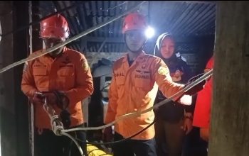 Nenek Tercebur Sumur 8 Meter, Tim SAR Evakuasi dengan Vertical Rescue