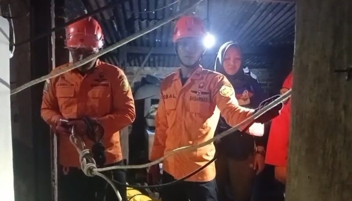 Nenek Tercebur Sumur 8 Meter, Tim SAR Evakuasi dengan Vertical Rescue